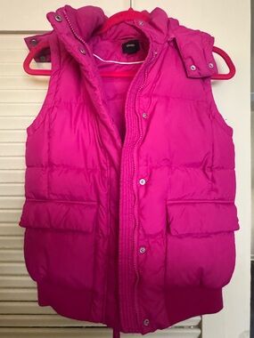 EUC GAP women’s pink-fuschia hooded down vest, small